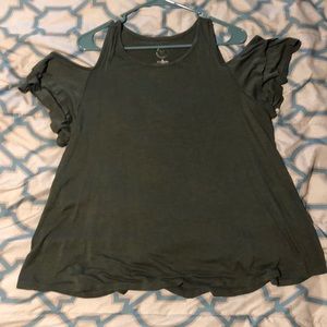 Cold shoulder flow tee